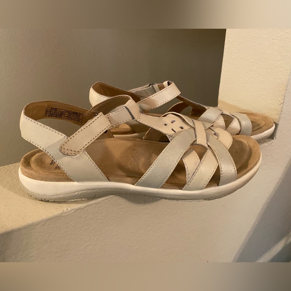 Earth Origins. Slyvie. Women’s Strap  Comfort Sandals. 9.5W. NWOT.